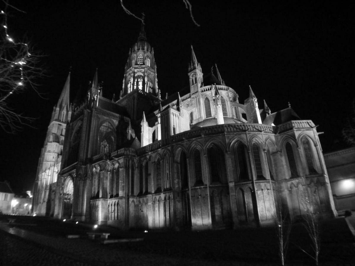 Les Combles De L Aure Grand Studio Cosy Confortable Classe 3 Etoiles Centre Bayeux 2 Mn A Pied Cathedrale Proche Plages Du Debarquement Экстерьер фото